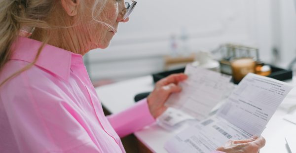 Ajudar Idosos com Tarefas Burocráticas